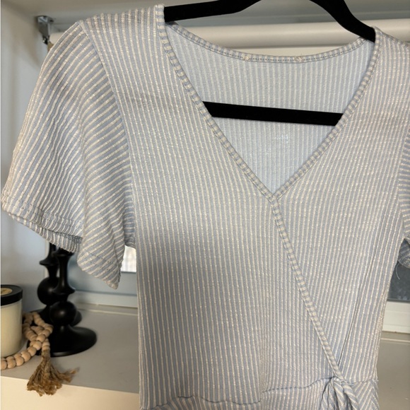 Reitman’s Tee Shirt Blouse - Picture 2 of 6